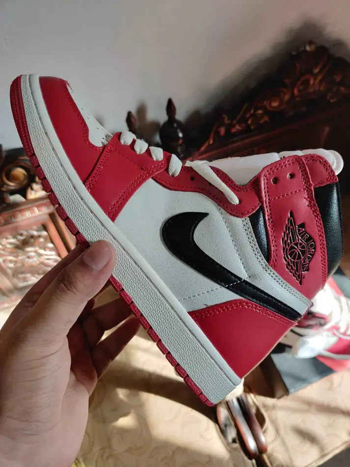 Nike Air Jordan 1 Retro High Chicago Sneak Kicks