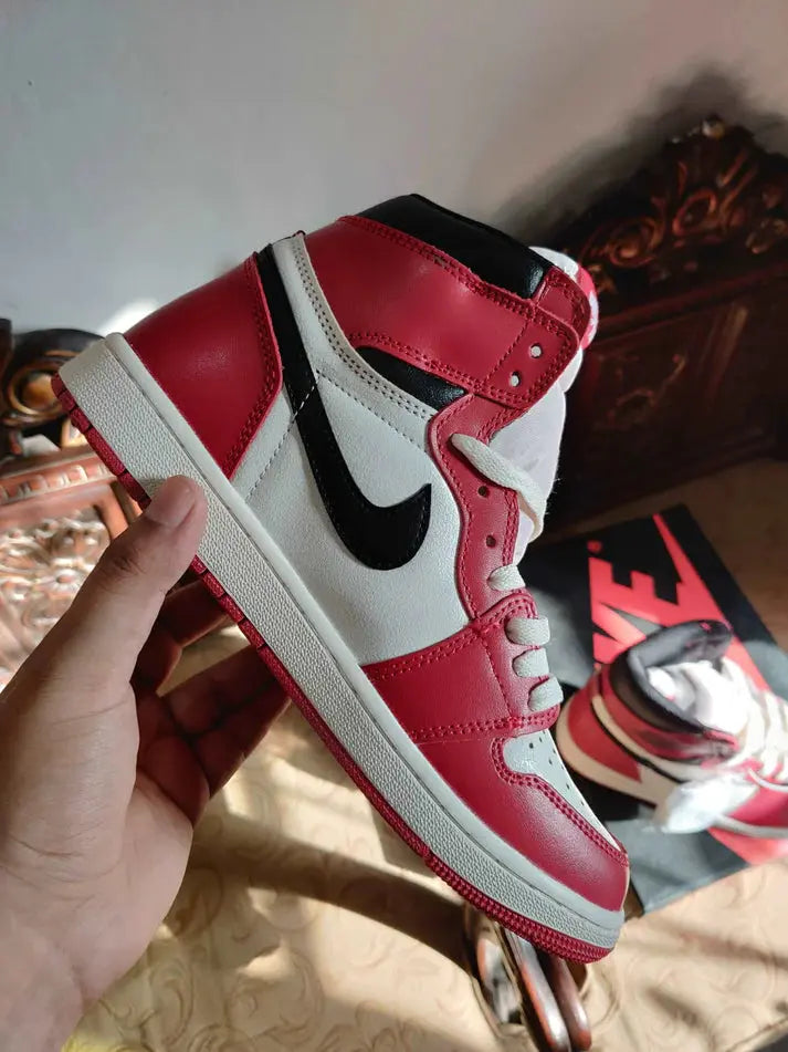 Nike Air Jordan 1 Retro High Chicago Sneak Kicks
