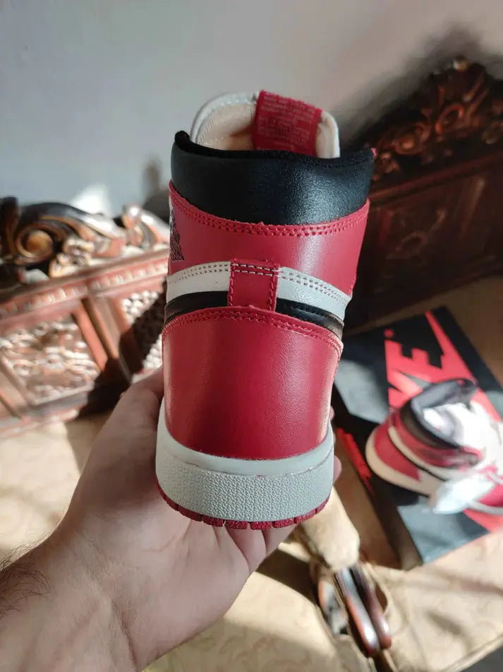 Nike Air Jordan 1 Retro High Chicago Sneak Kicks