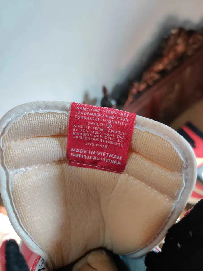 Nike Air Jordan 1 Retro High Chicago Sneak Kicks