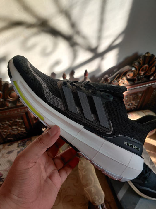 Adidas UltraBoost 22 Black/White